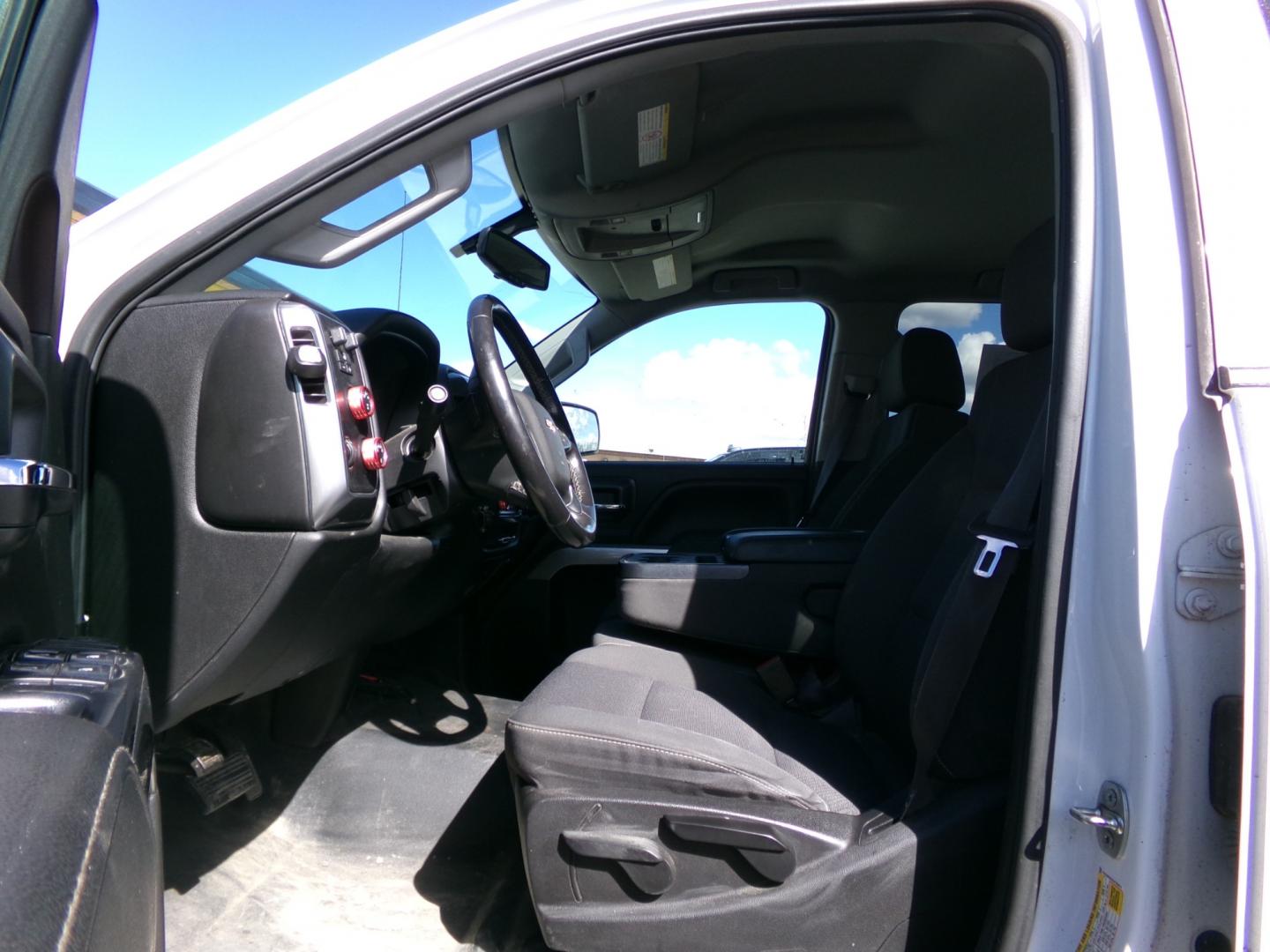 2016 White Chevrolet Silverado 2500HD LT Crew Cab 4WD (1GC1KVEGXGF) with an 6.0L V8 OHV 16V FFV engine, 6A transmission, located at 2630 Philips Field Rd., Fairbanks, AK, 99709, (907) 458-0593, 64.848068, -147.780609 - Photo#4